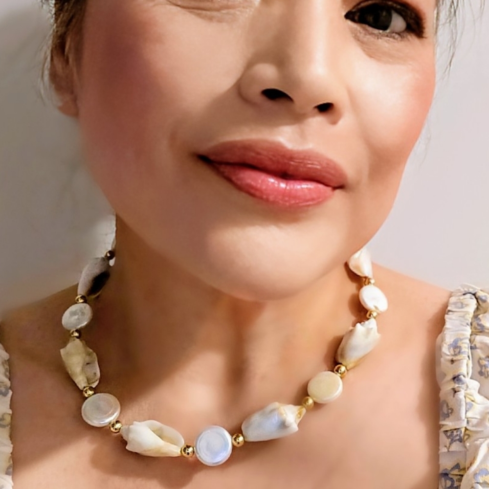 White True Sea Shell & Freshwater Coin Pearl In Chunky 18K Gold Plated.Necklace